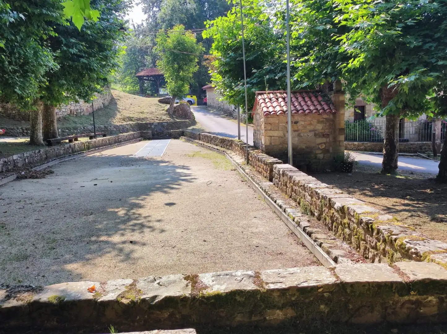 Vista exterior de Casa adosada en venda en Corvera de Toranzo amb Calefacció, Jardí privat i Parquet