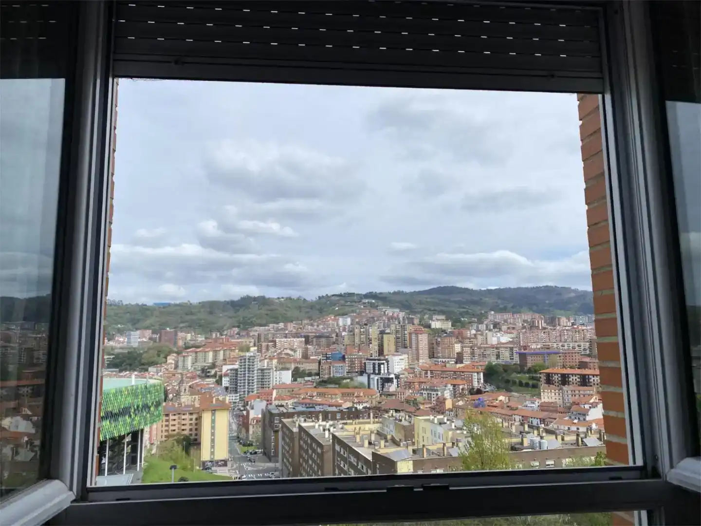 Vista exterior de Pis en venda en Bilbao  amb Balcó