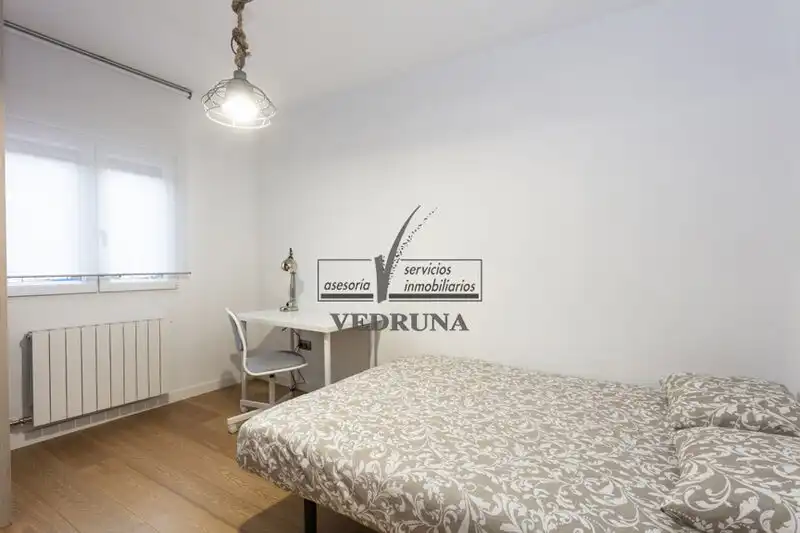 Schlafzimmer von Wohnung zur Miete in Zaragoza mit Heizung, Ofen und Waschmaschine