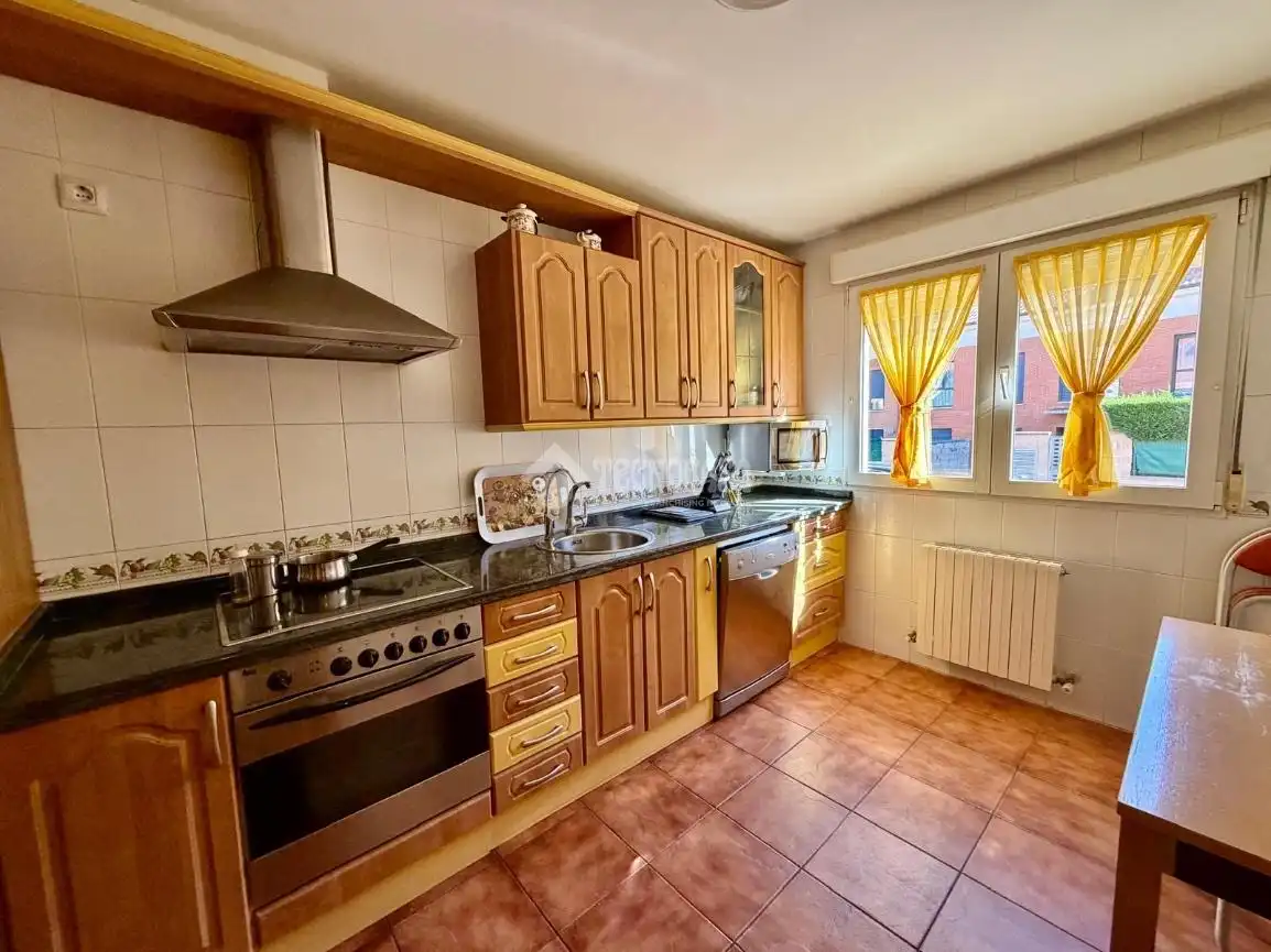 Cocina de Casa adosada en venta en Fuensaldaña con Aire acondicionado y Alarma
