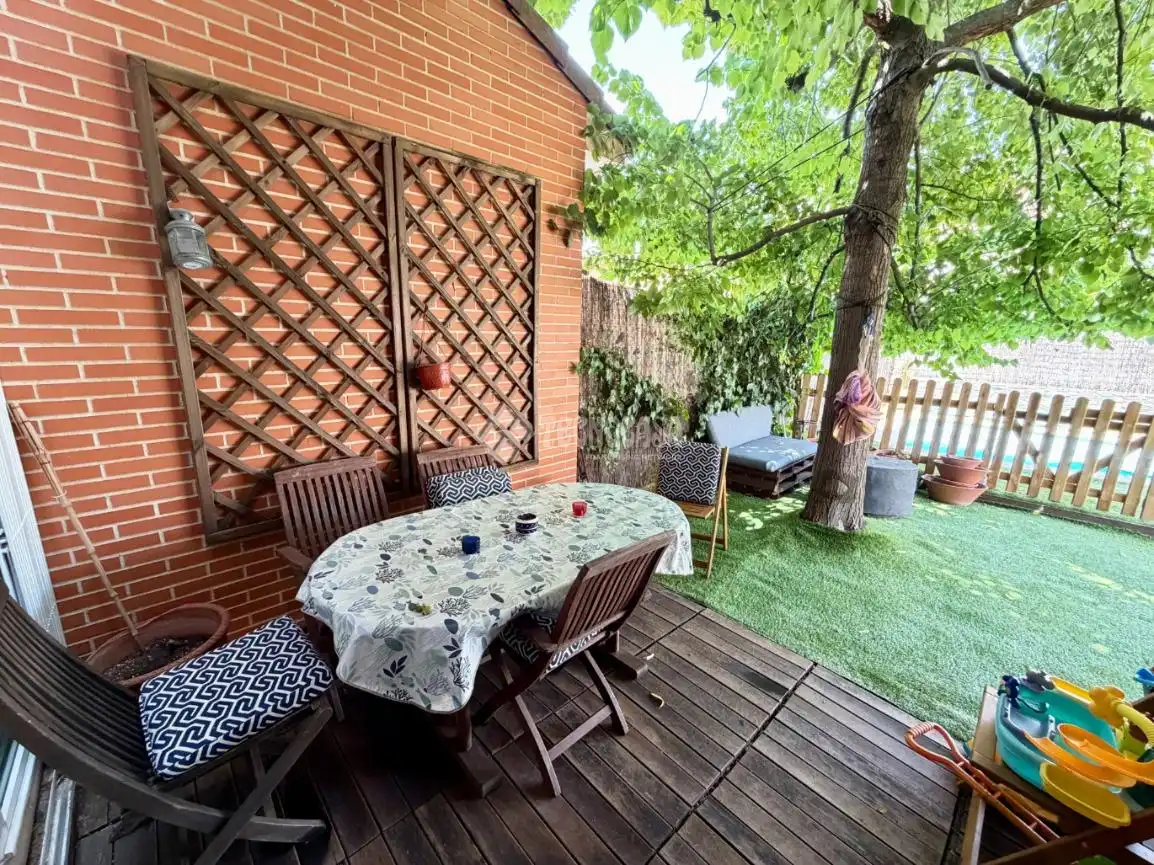 Terrassa de Casa adosada en venda en Daganzo de Arriba amb Aire condicionat, Parquet i Piscina