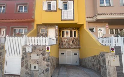 Vista exterior de Casa adosada en venda en Agüimes amb Aire condicionat, Terrassa i Traster