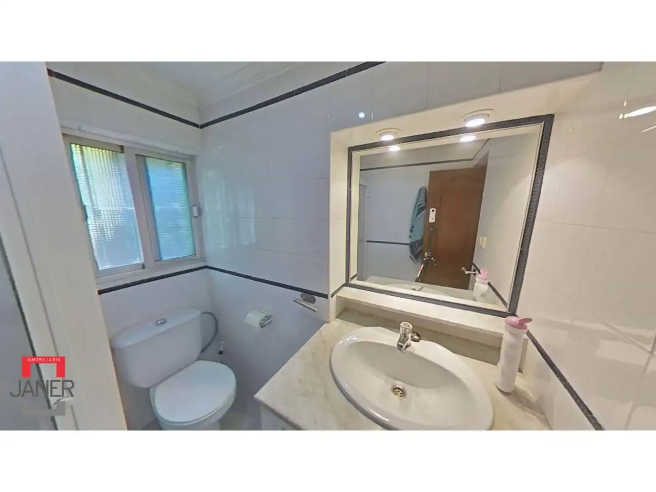Bany de Casa o xalet en venda en Tomares amb Aire condicionat, Jardí privat i Terrassa