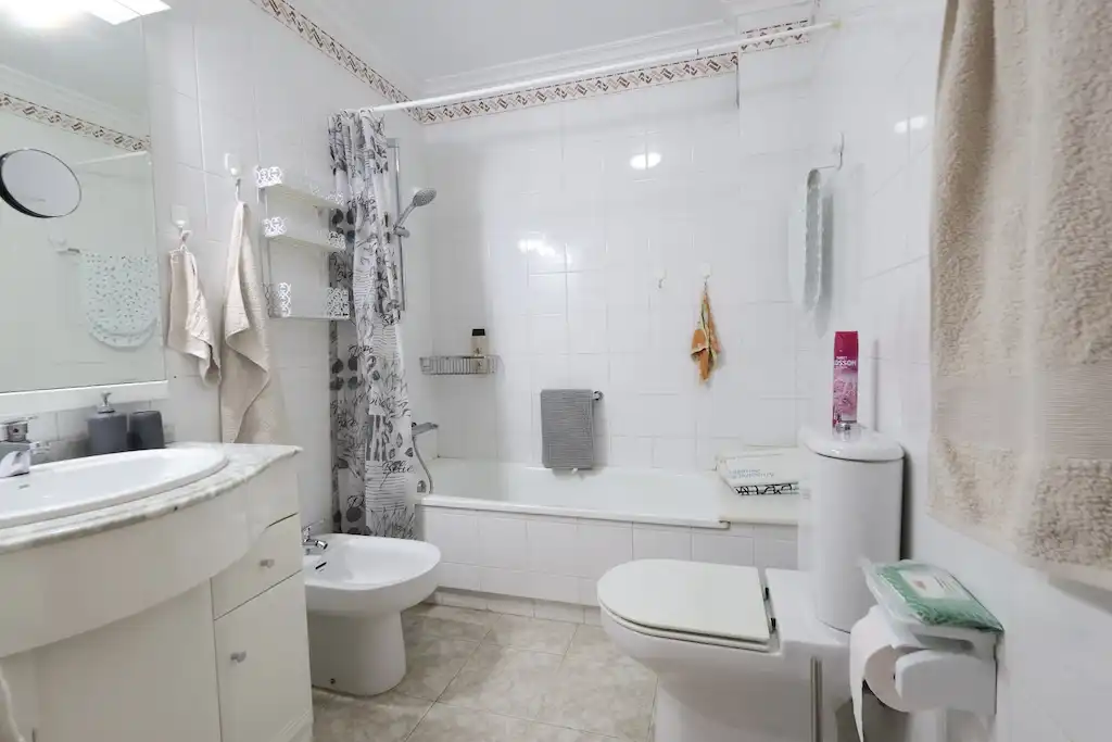 Bany de Apartament en venda en Orihuela amb Terrassa, Piscina i Moblat