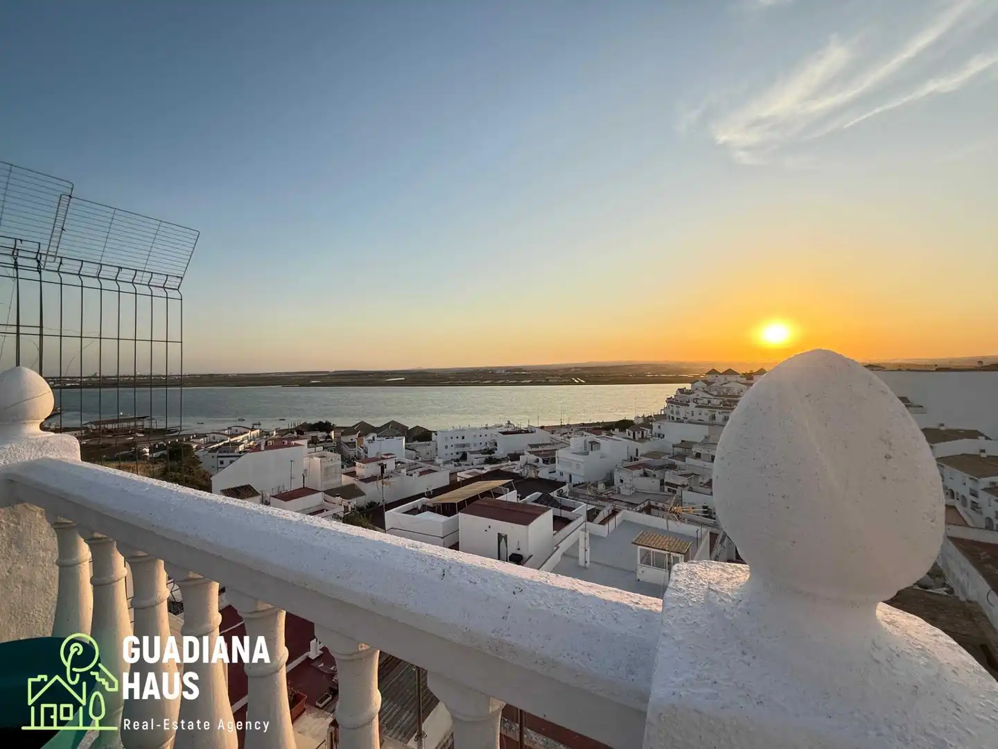 Vista exterior de Casa adosada en venda en Ayamonte amb Aire condicionat, Calefacció i Terrassa