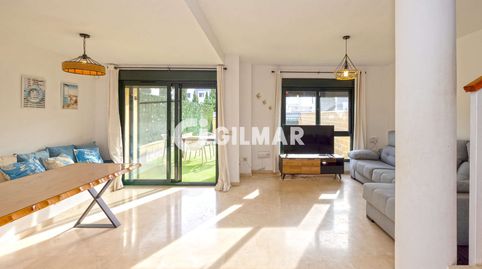 Chalet Adosado en Cancelada de 200 m2 repartido en planta en Urbanización Mirador de Costalita. Cuenta con 3 dormitorios, 3 baños,, imatge 4