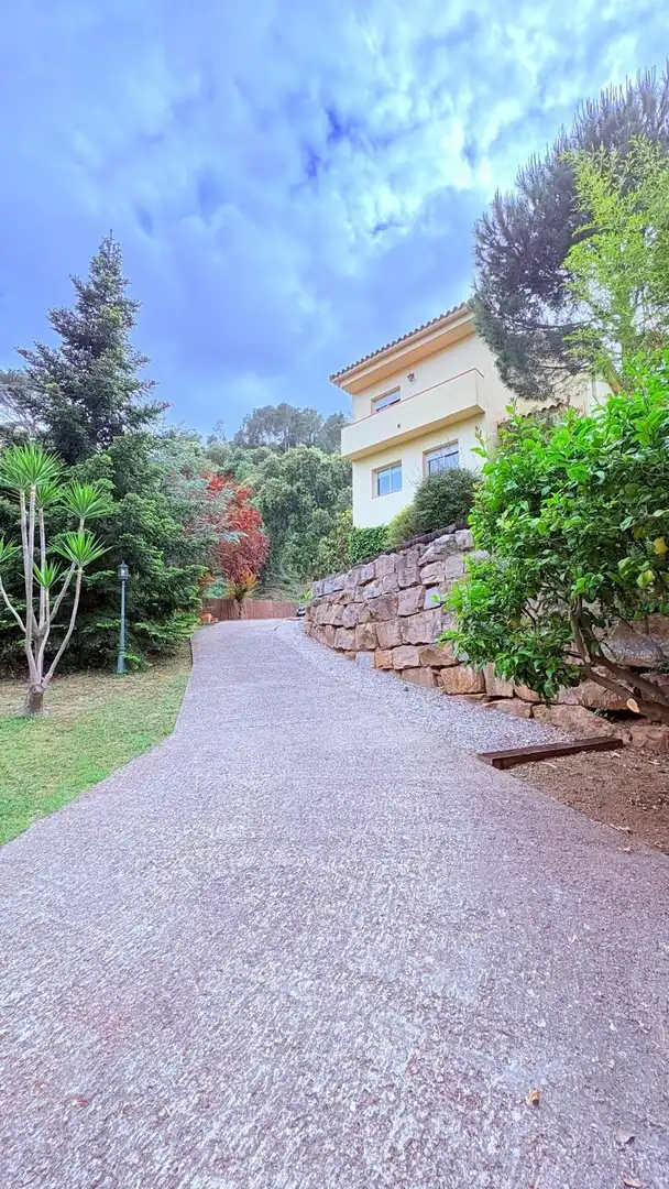 Vista exterior de Casa o xalet en venda en Castellar del Vallès amb Calefacció, Jardí privat i Terrassa