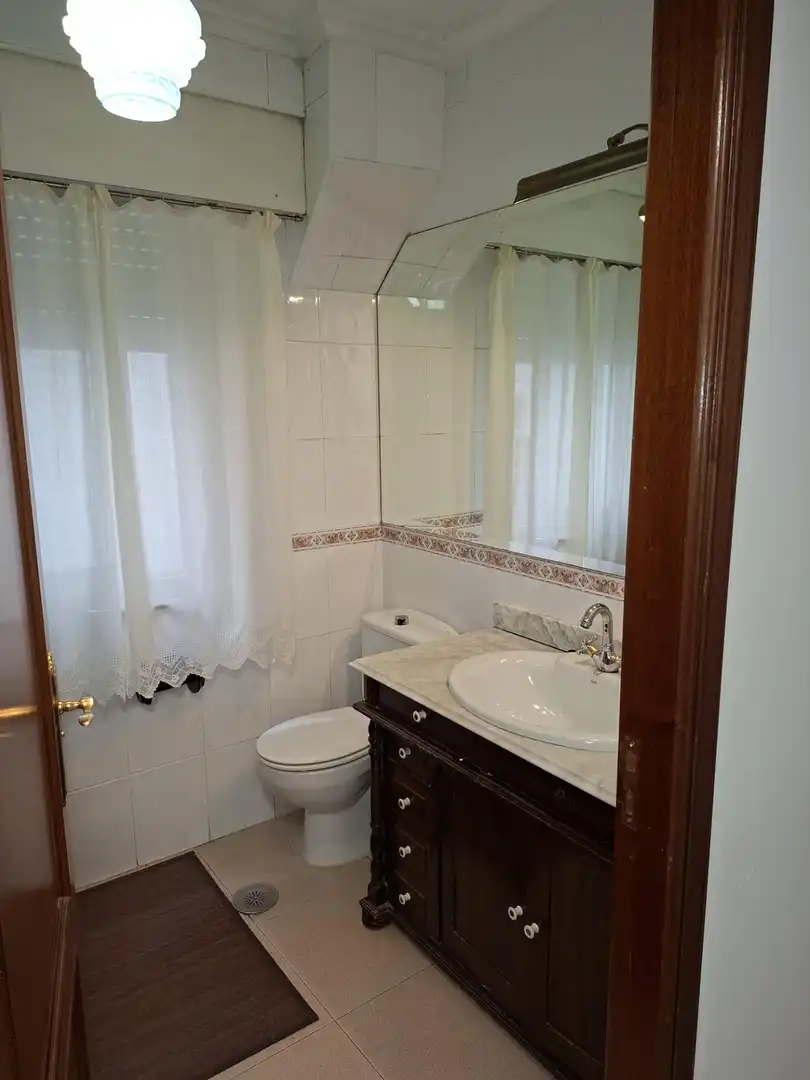 Baño de Piso de alquiler en Vigo  con Calefacción, Parquet y Amueblado