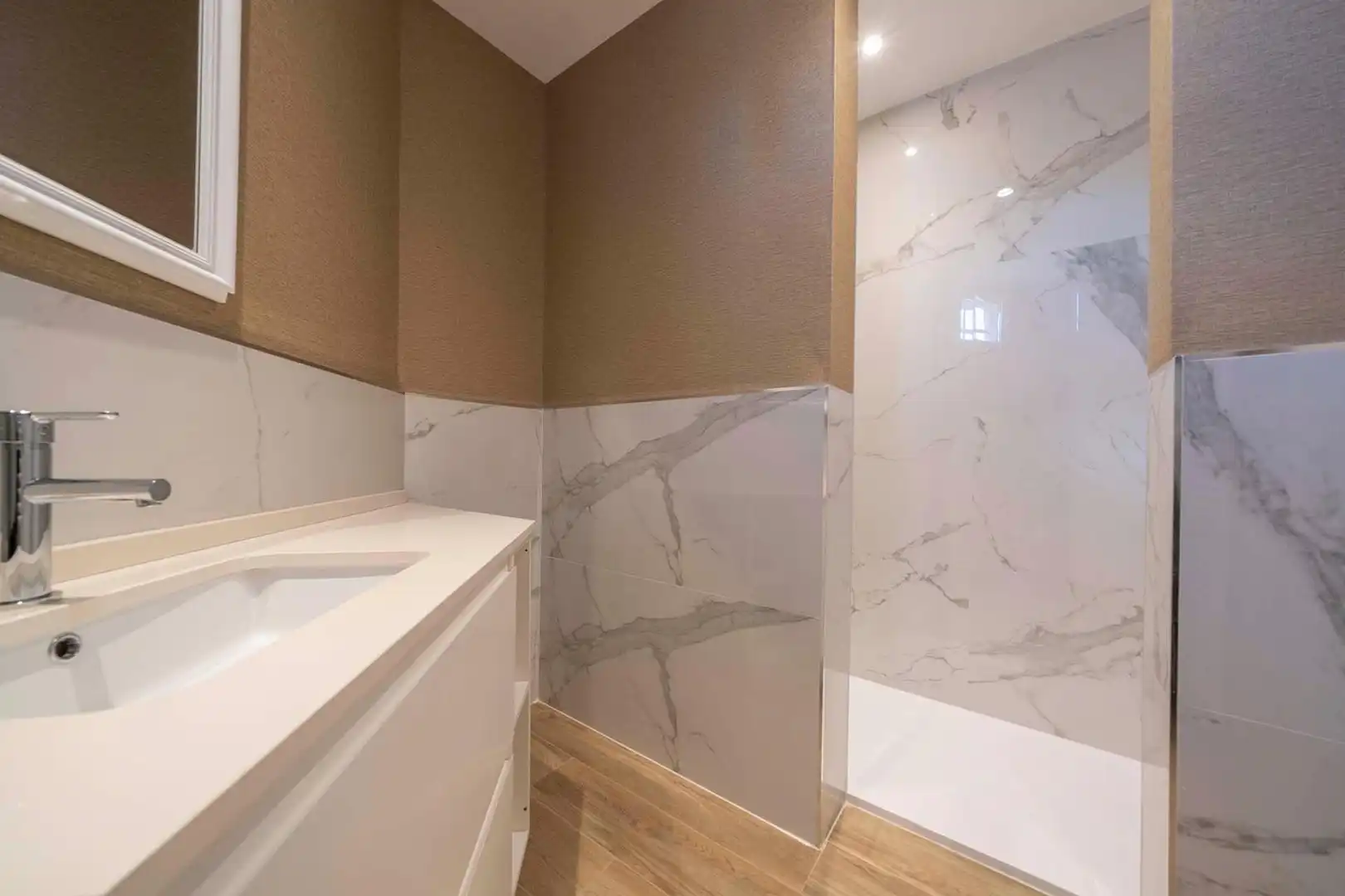 Bathroom of Flat for rent in Madrid  with Air Conditioner, Heating and Balcony
