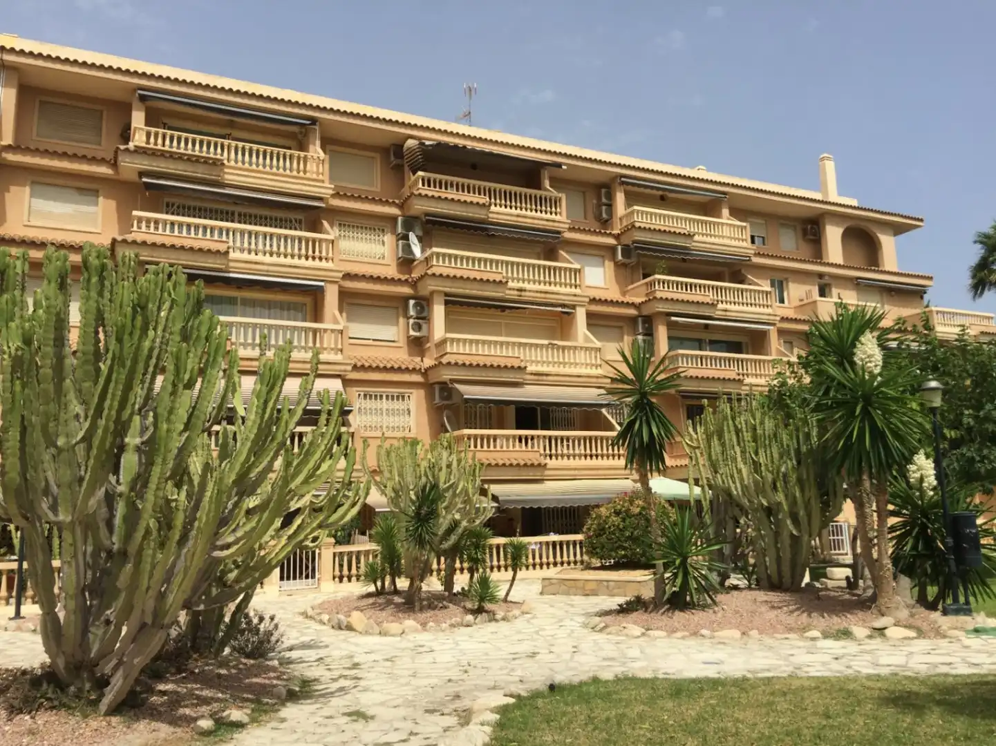 Vista exterior de Pis en venda en El Campello amb Jardí privat, Terrassa i Piscina