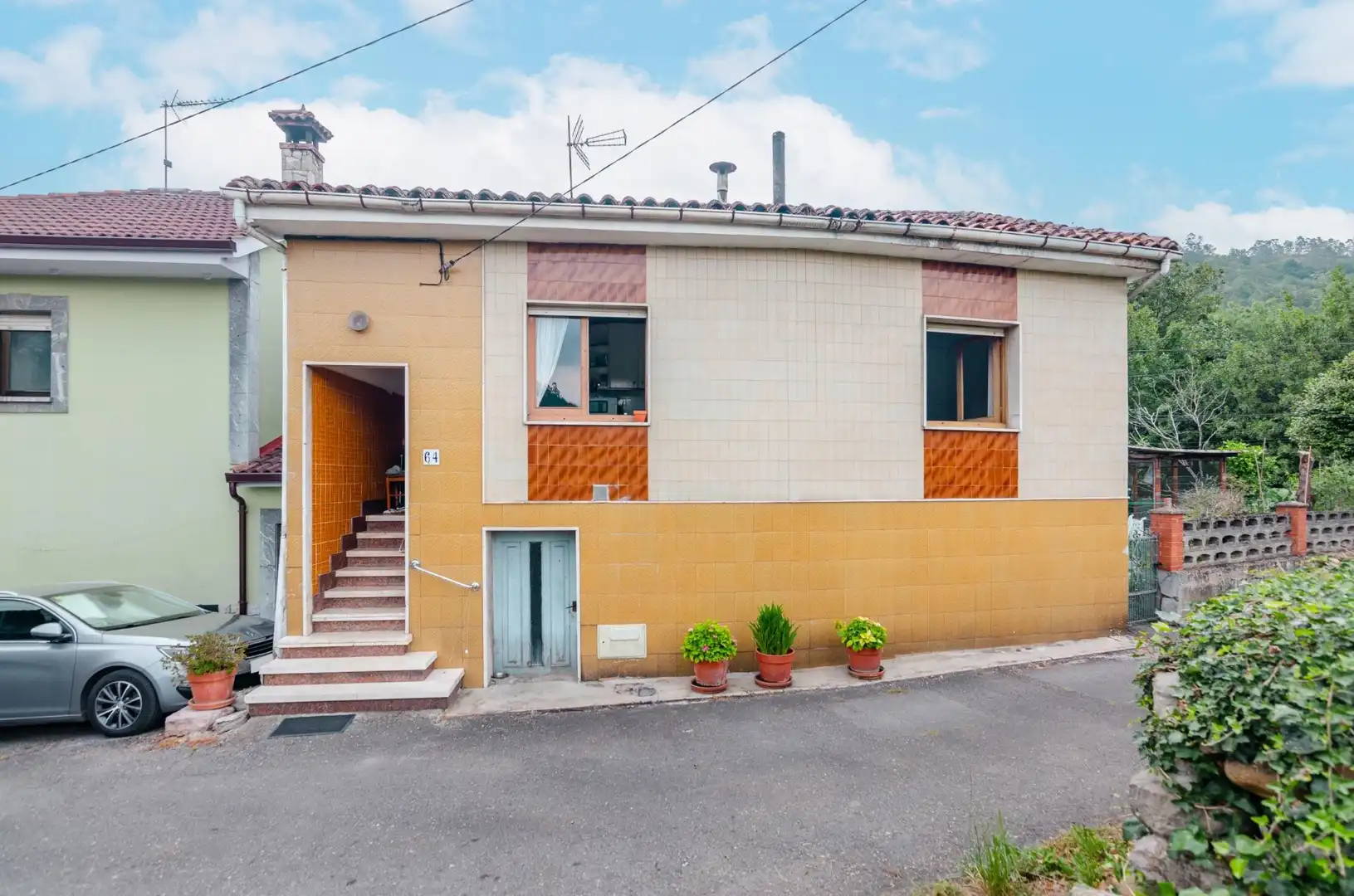 Vista exterior de Casa o xalet en venda en Oviedo  amb Calefacció, Jardí privat i Terrassa
