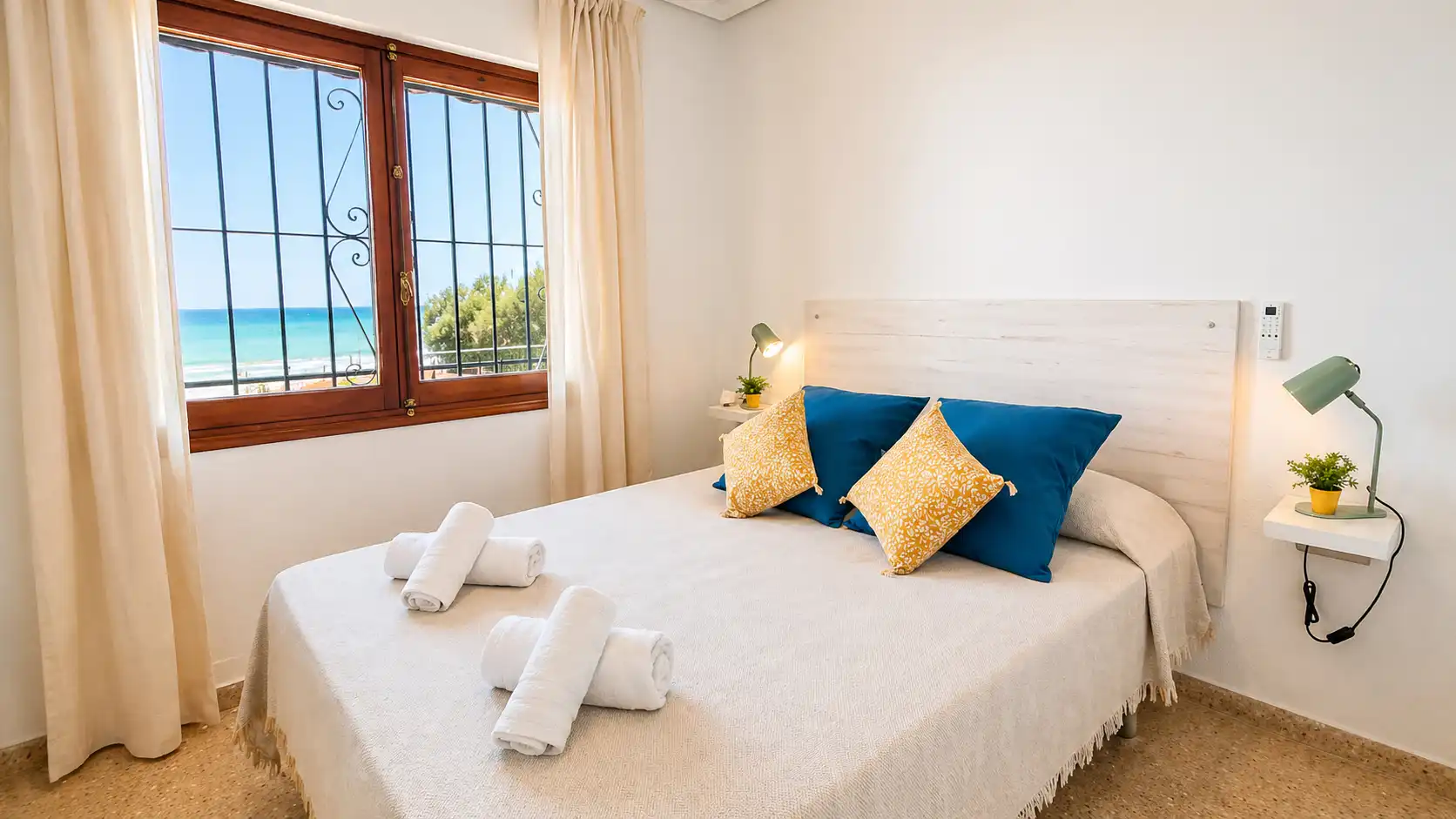 Dormitori de Casa adosada de lloguer en El Campello amb Aire condicionat, Calefacció i Jardí privat