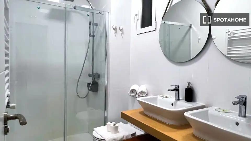 Badezimmer von Wohnung zur Miete in Madrid mit Klimaanlage, Heizung und Möbliert