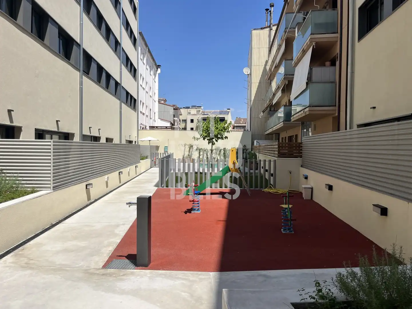 Außenansicht von Wohnung zur Miete in Girona mit Klimaanlage, Heizung und Schwimmbad