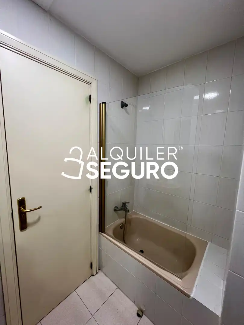 Baño de Piso de alquiler en Madrid con Aire acondicionado, Calefacción y Amueblado