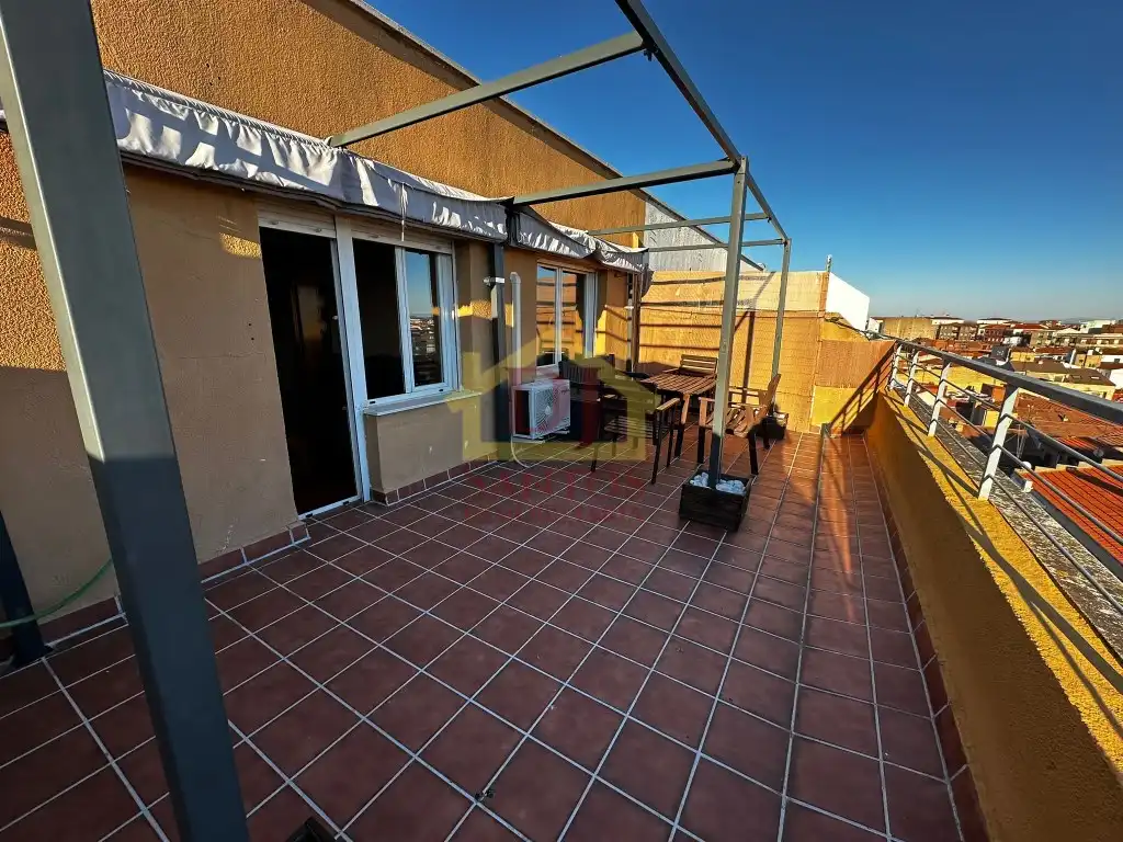 Dachboden zur Miete in Calle Maria Auxiliadora, Salesas