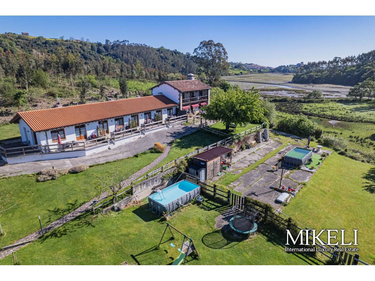 Vista exterior de Casa o xalet en venda en San Vicente de la Barquera amb Aire condicionat, Calefacció i Jardí privat