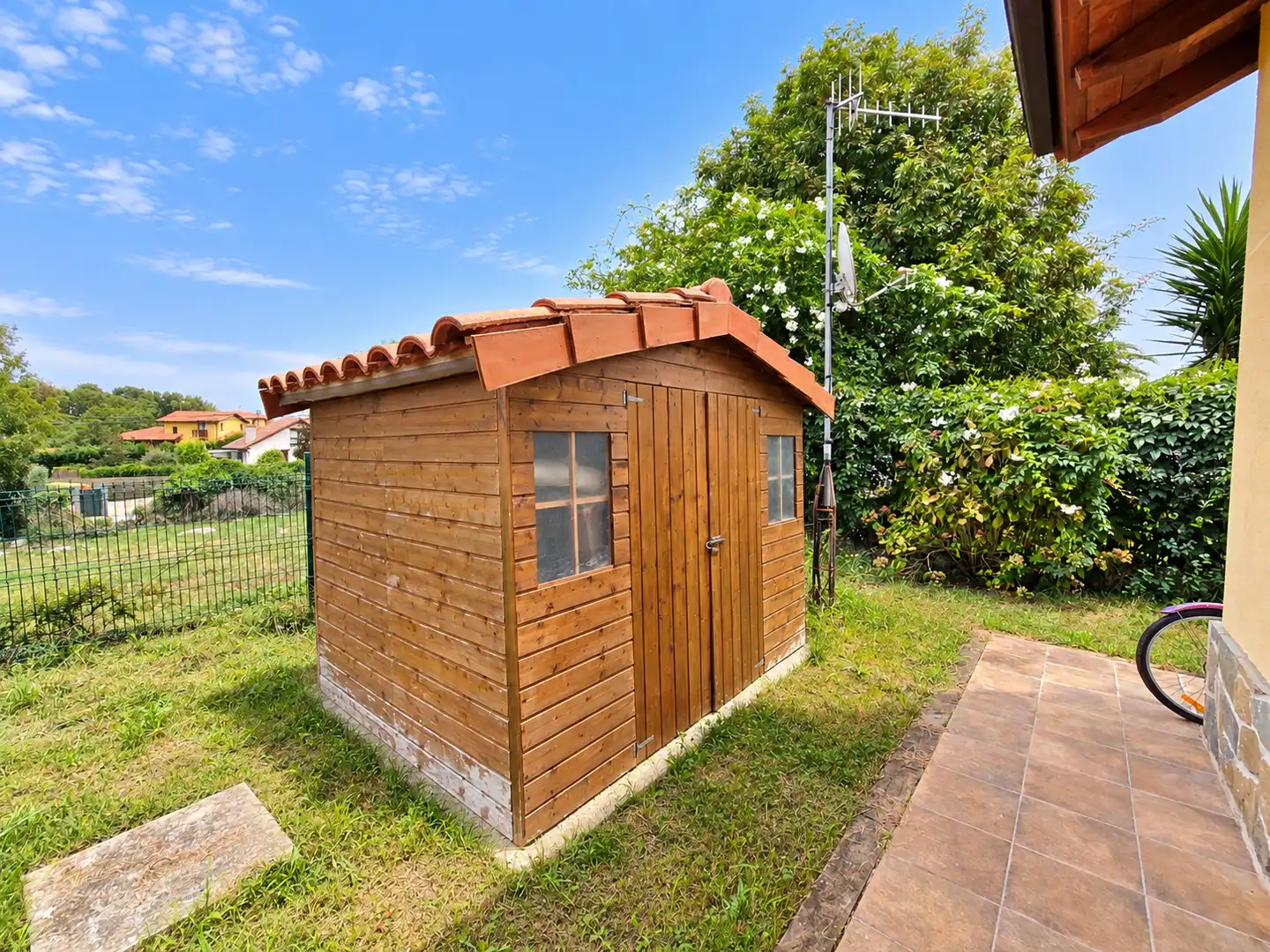 Vista exterior de Casa o xalet en venda en Llanes amb Calefacció, Jardí privat i Traster