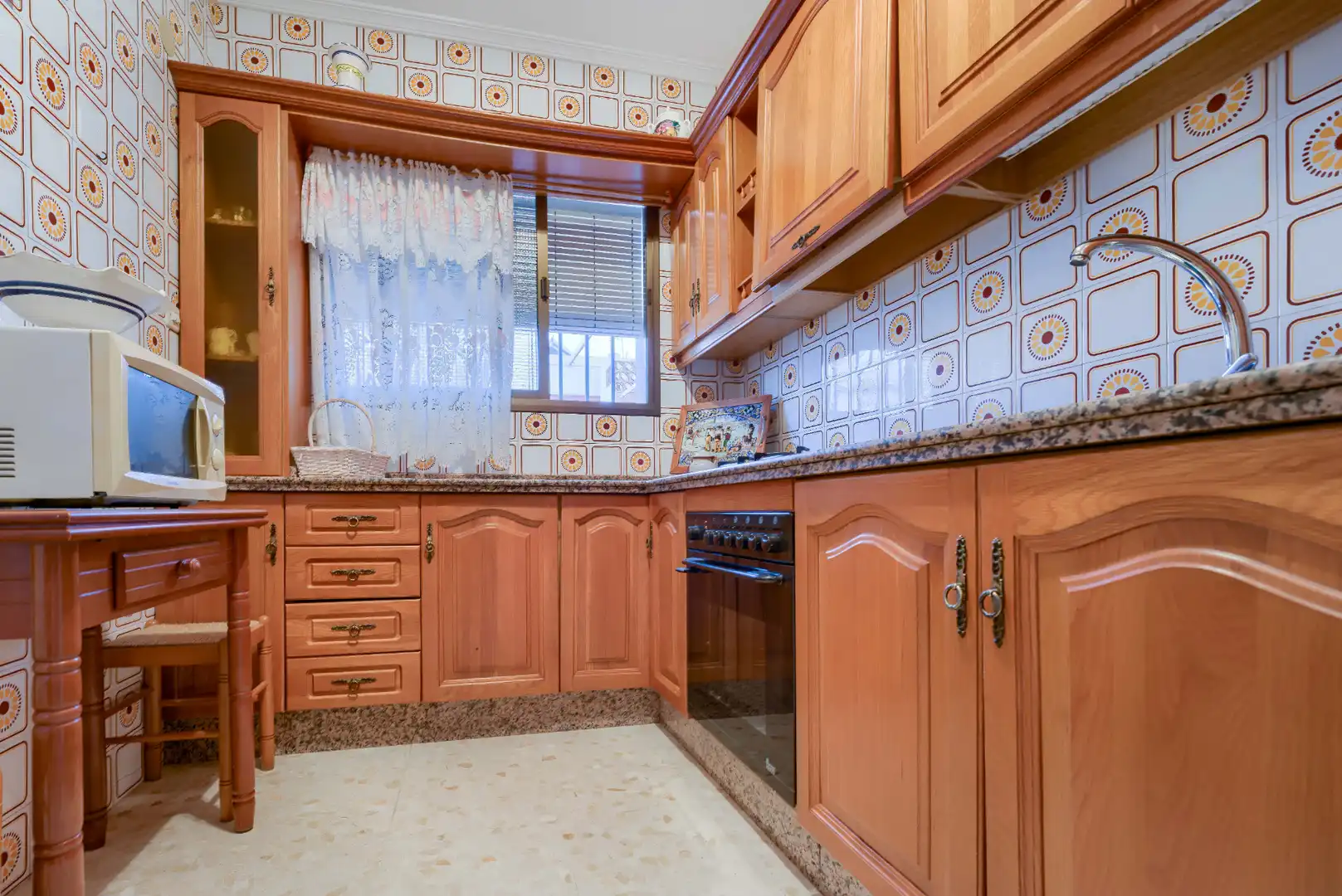 Cocina de Casa adosada en venta en Mairena del Aljarafe con Aire acondicionado, Calefacción y Jardín privado