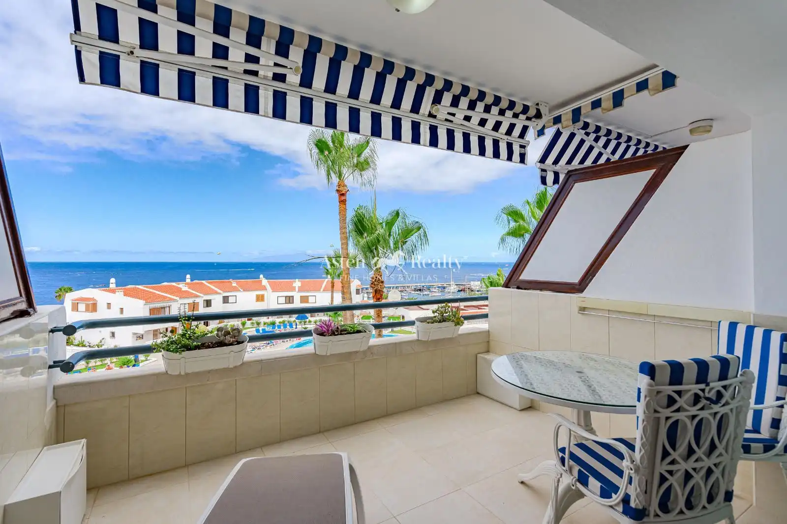 Vista exterior de Apartamento en venta en Adeje con Aire acondicionado, Terraza y Piscina