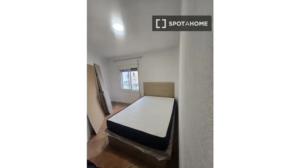 Bedroom of Flat for share in L'Hospitalet de Llobregat  with Air Conditioner, Heating and Furnished
