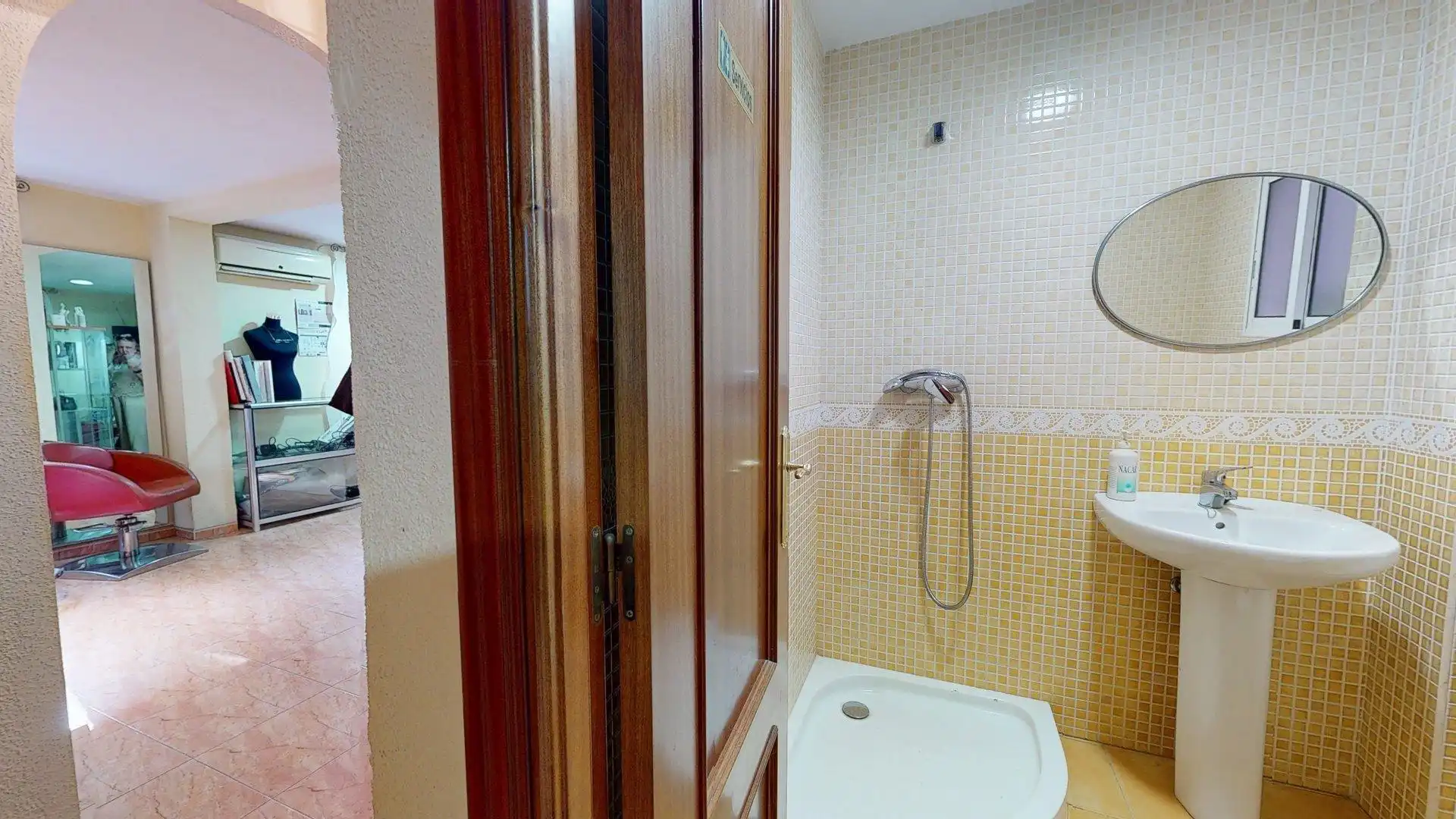 Baño de Local en venta en Córdoba con Aire acondicionado