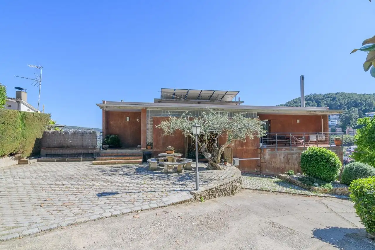 Vista exterior de Casa o chalet en venta en Vallirana con Aire acondicionado y Balcón