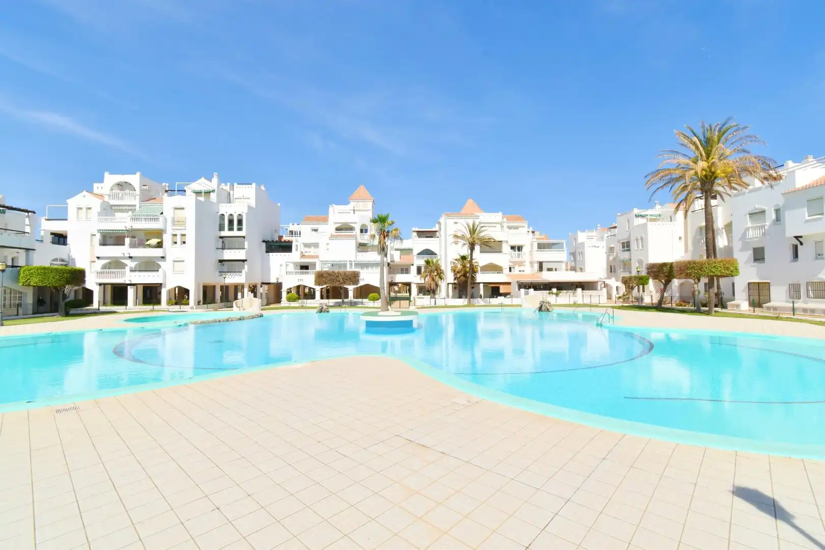 Vista exterior de Piso en venta en El Ejido con Jardín privado, Terraza y Piscina comunitaria