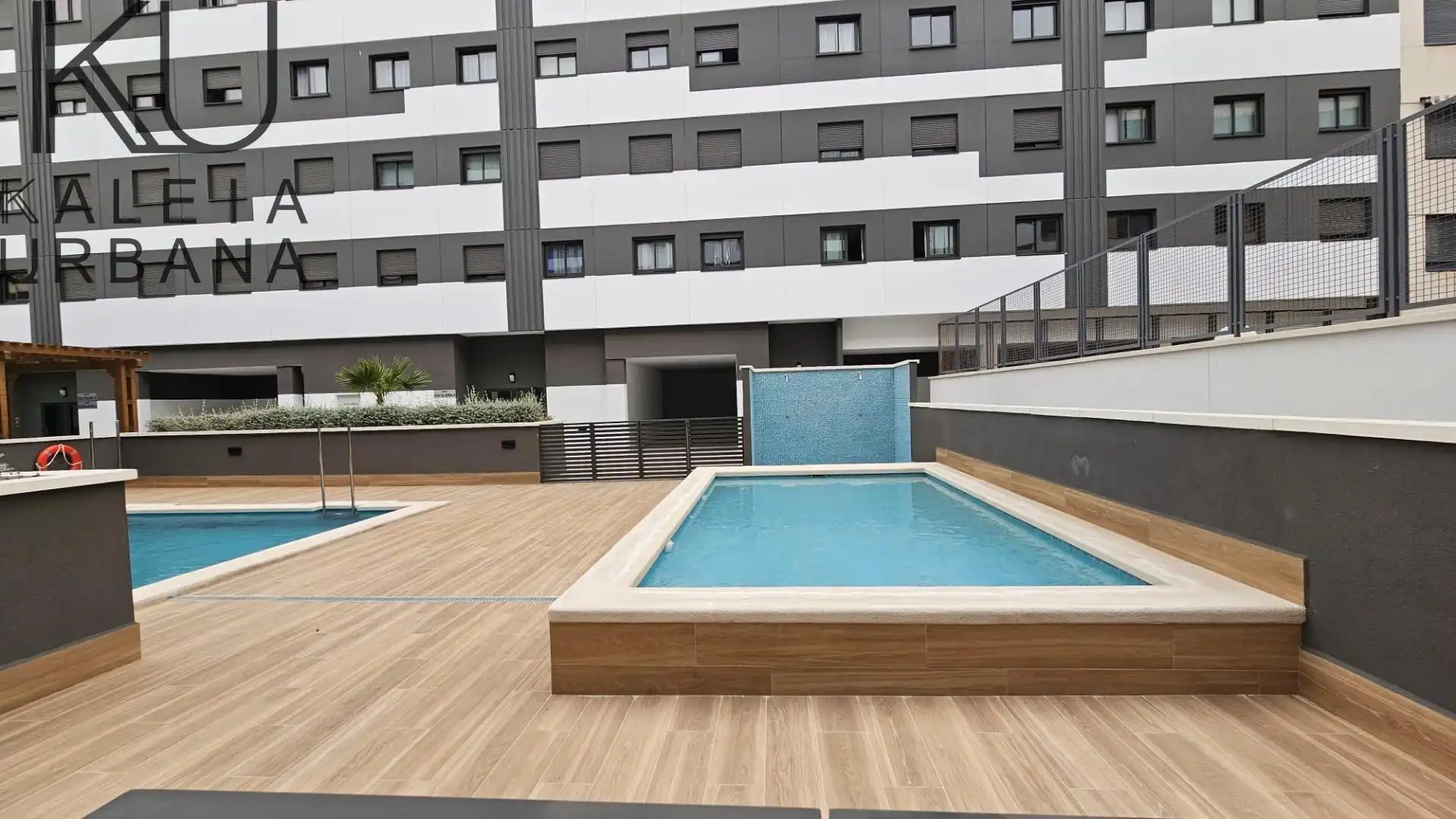 Piscina de Pis en venda en Alicante / Alacant amb Aire condicionat, Traster i Moblat