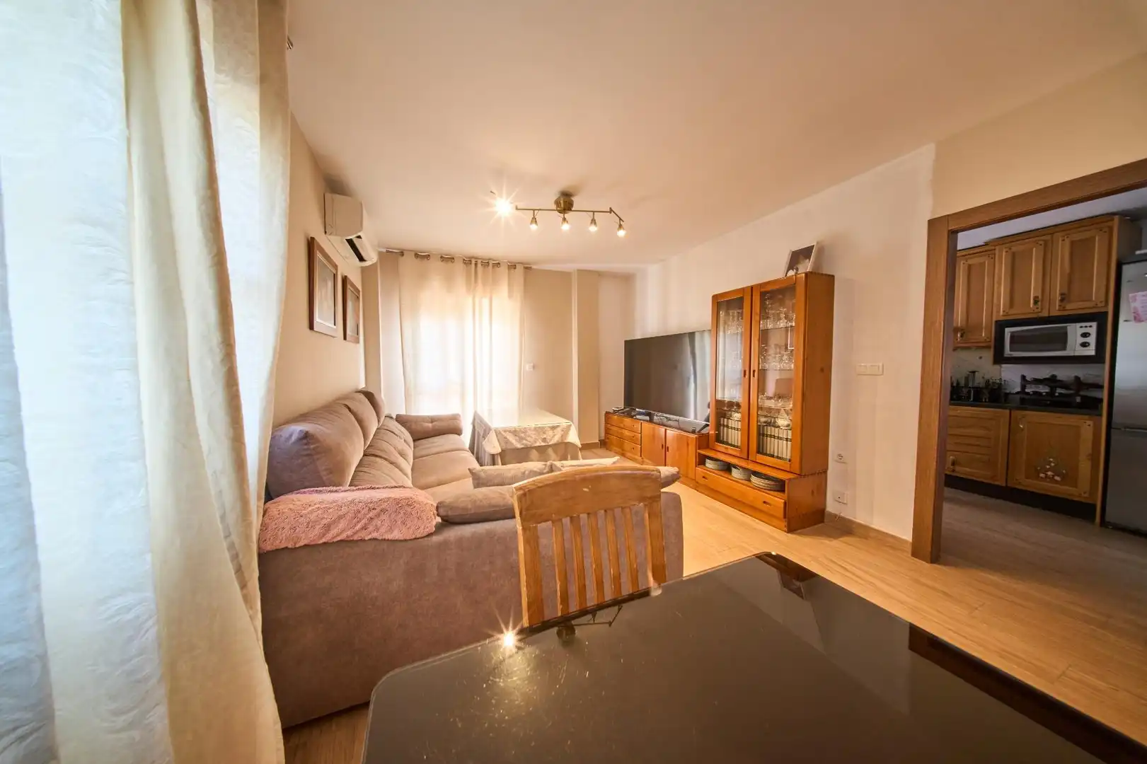 Wohnzimmer von Einfamilien-Reihenhaus zum Verkauf in Jun