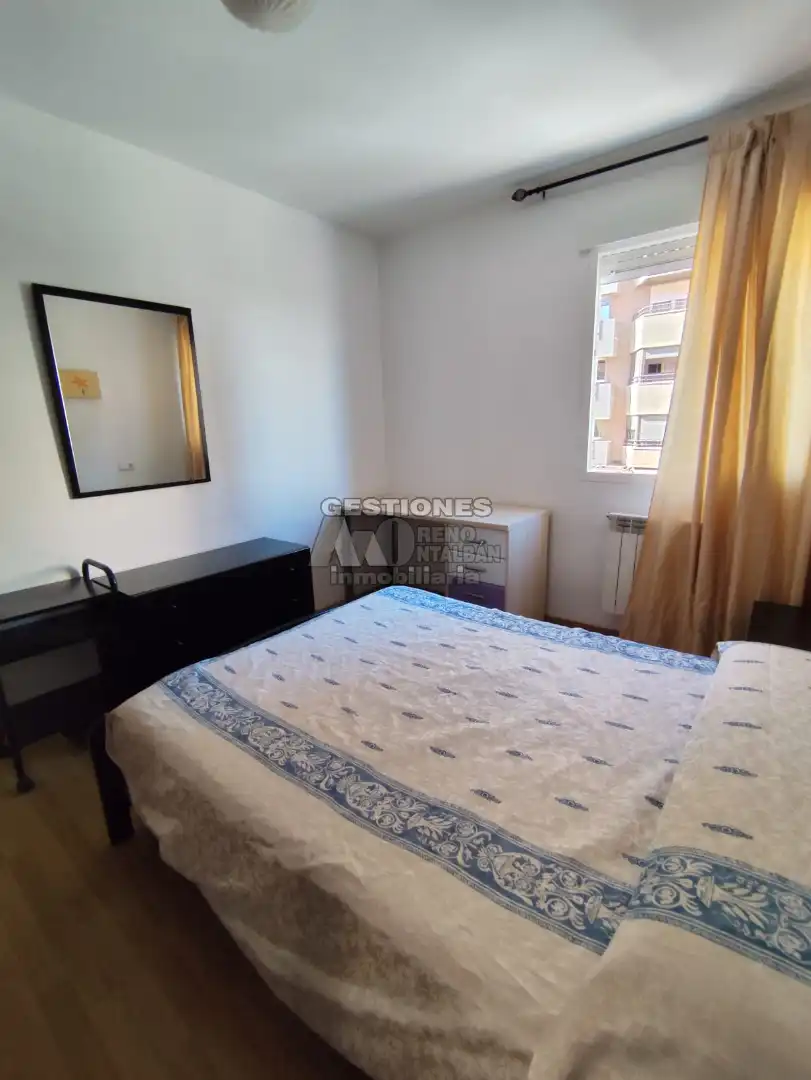Bedroom of Flat for share in Granada  with Heating, Parquet flooring and Furnished