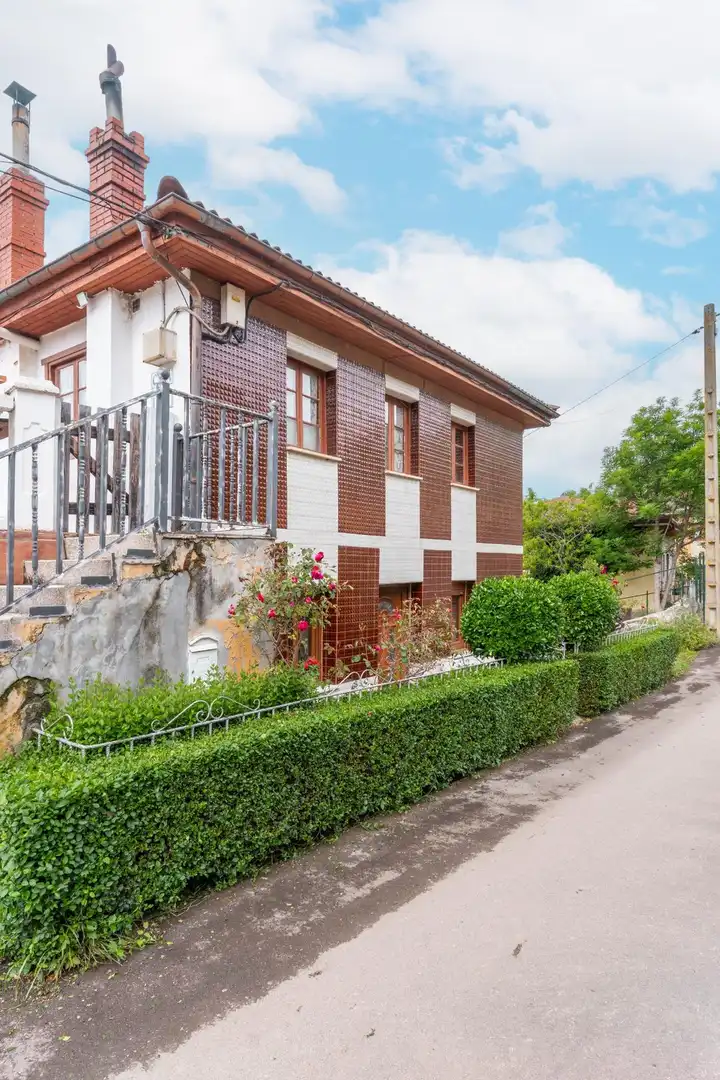 Vista exterior de Casa o xalet en venda en Lena amb Calefacció, Terrassa i Traster