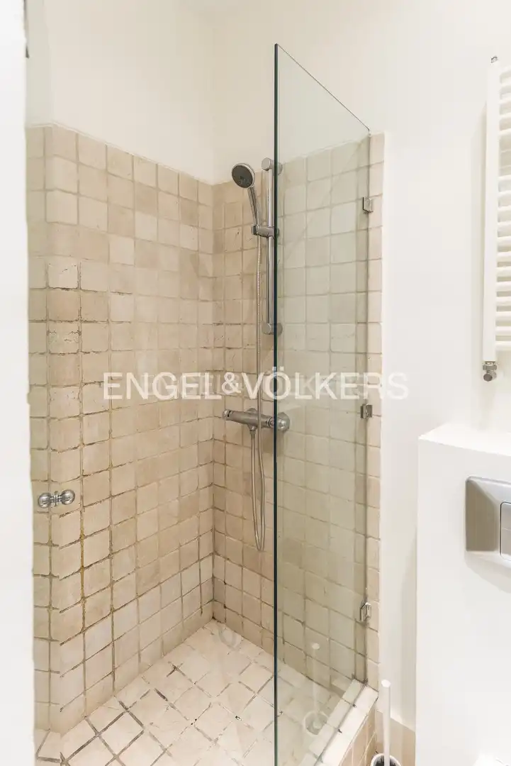 Bathroom of Attic for rent in Madrid  with Air Conditioner, Heating and Parquet flooring