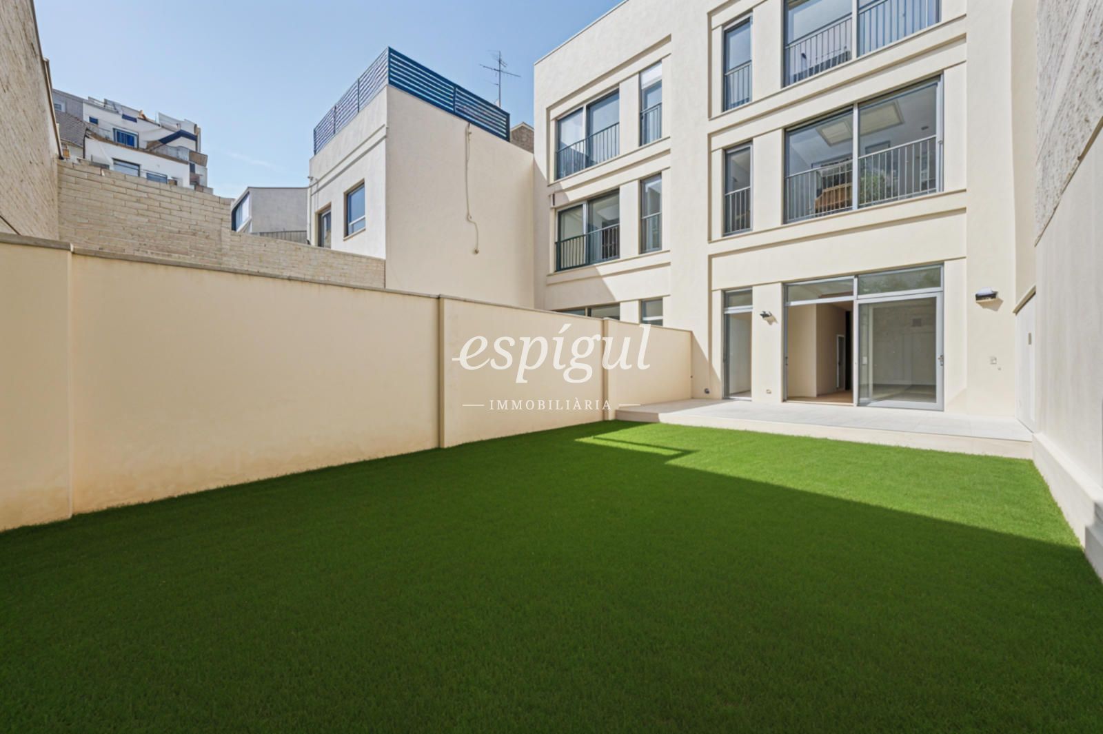 Terrassa de Dúplex en venda en L'Hospitalet de Llobregat amb Aire condicionat, Calefacció i Jardí privat