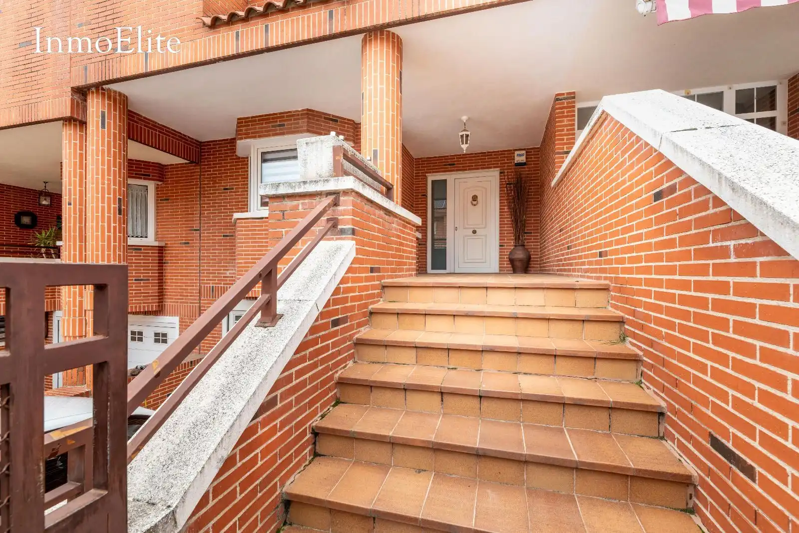 Vista exterior de Casa adosada en venta en Las Rozas de Madrid con Calefacción, Jardín privado y Parquet
