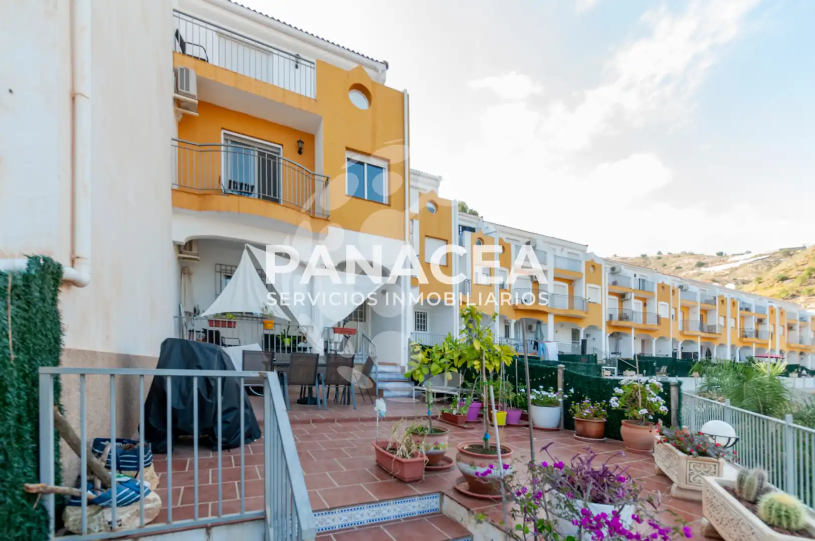 Vista exterior de Casa adosada en venta en Albuñol con Jardín privado, Terraza y Amueblado