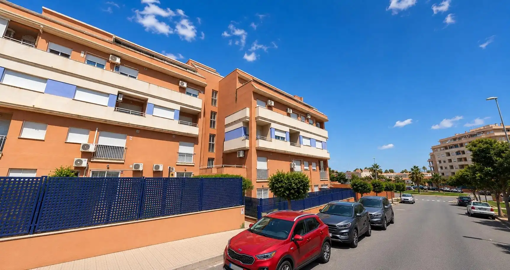 Vista exterior de Piso en venta en Roquetas de Mar con Jardín privado y Piscina comunitaria