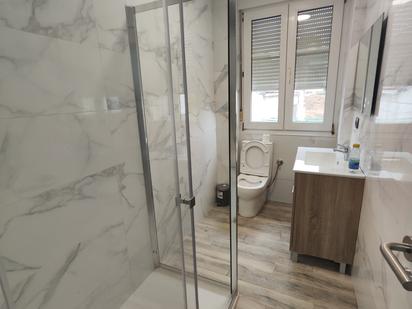 Bathroom of Flat to rent in Santiago de Compostela 