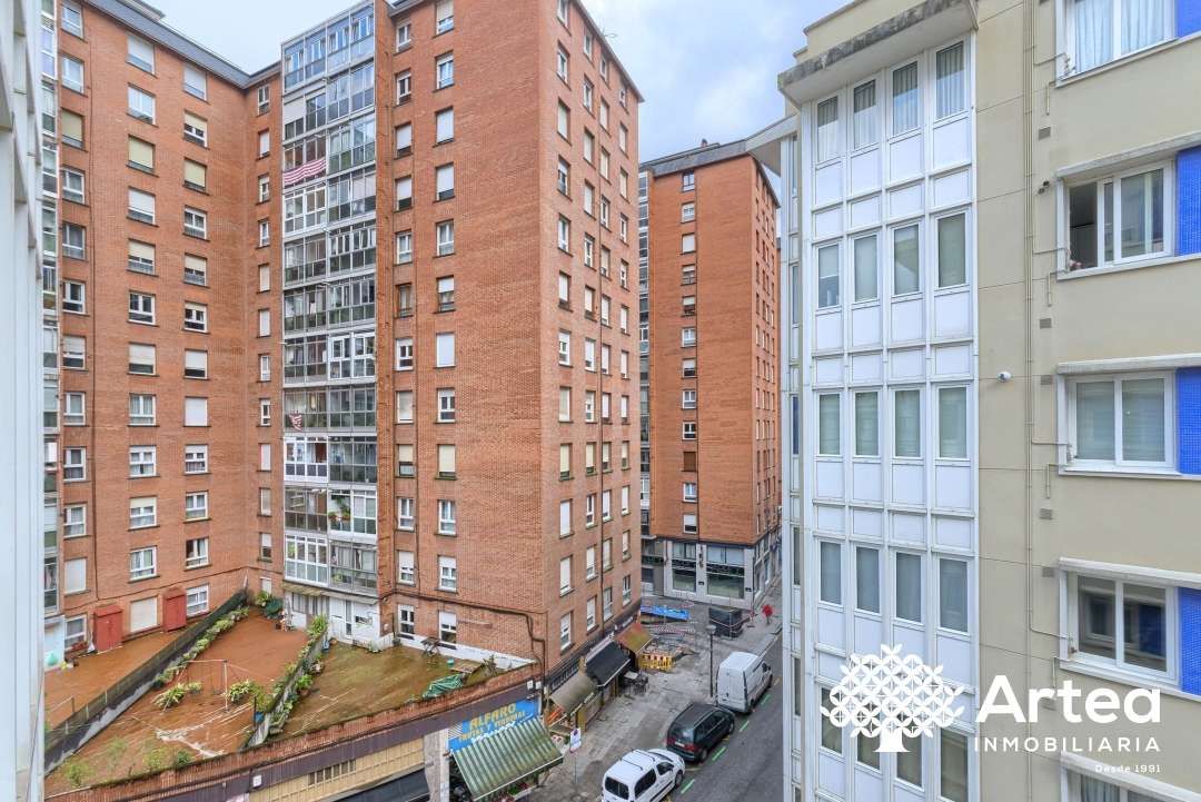 Vista exterior de Pis en venda en Bilbao  amb Calefacció, Traster i Moblat