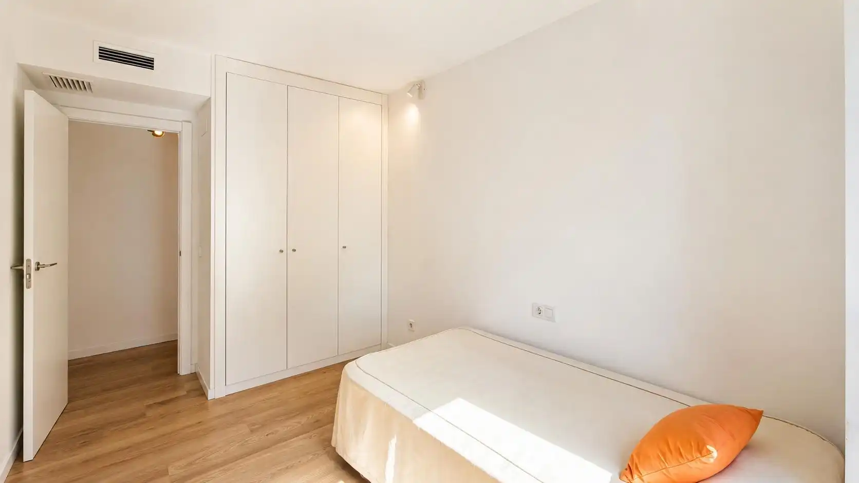 Schlafzimmer von Wohnung zur Miete in Valencia mit Klimaanlage, Terrasse und Balkon
