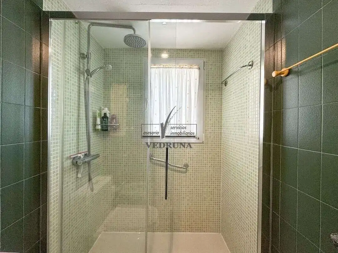 Baño de Casa adosada en venta en Zaragoza con Aire acondicionado, Calefacción y Jardín privado