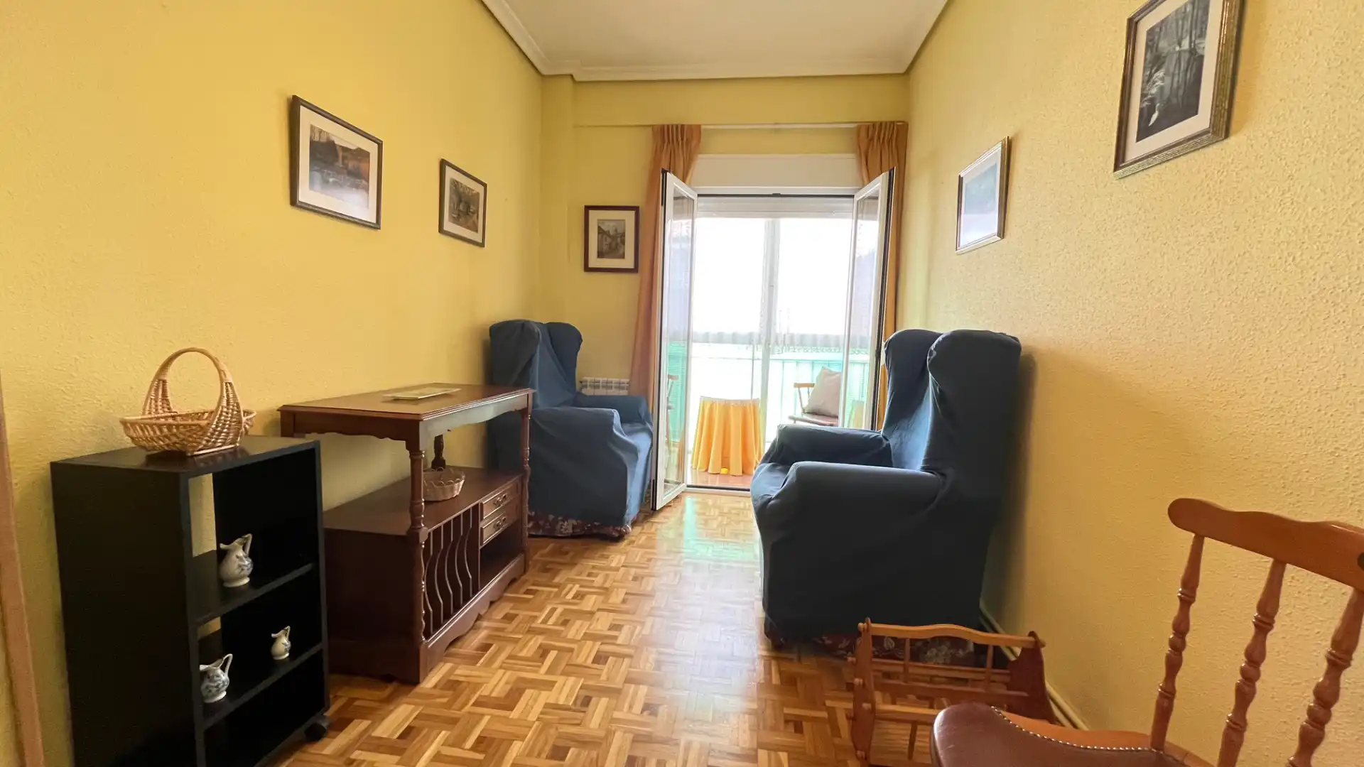 Sala d'estar de Pis en venda en Valladolid amb Calefacció, Parquet i Moblat