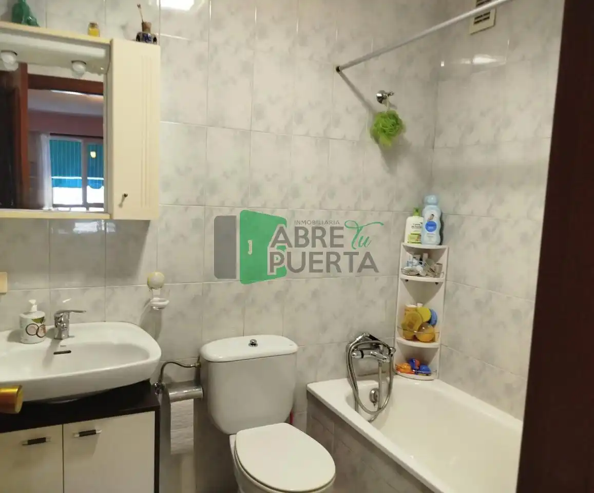 Bathroom of Flat for sale in Ourense Capital   with Heating, Storage room and Balcony