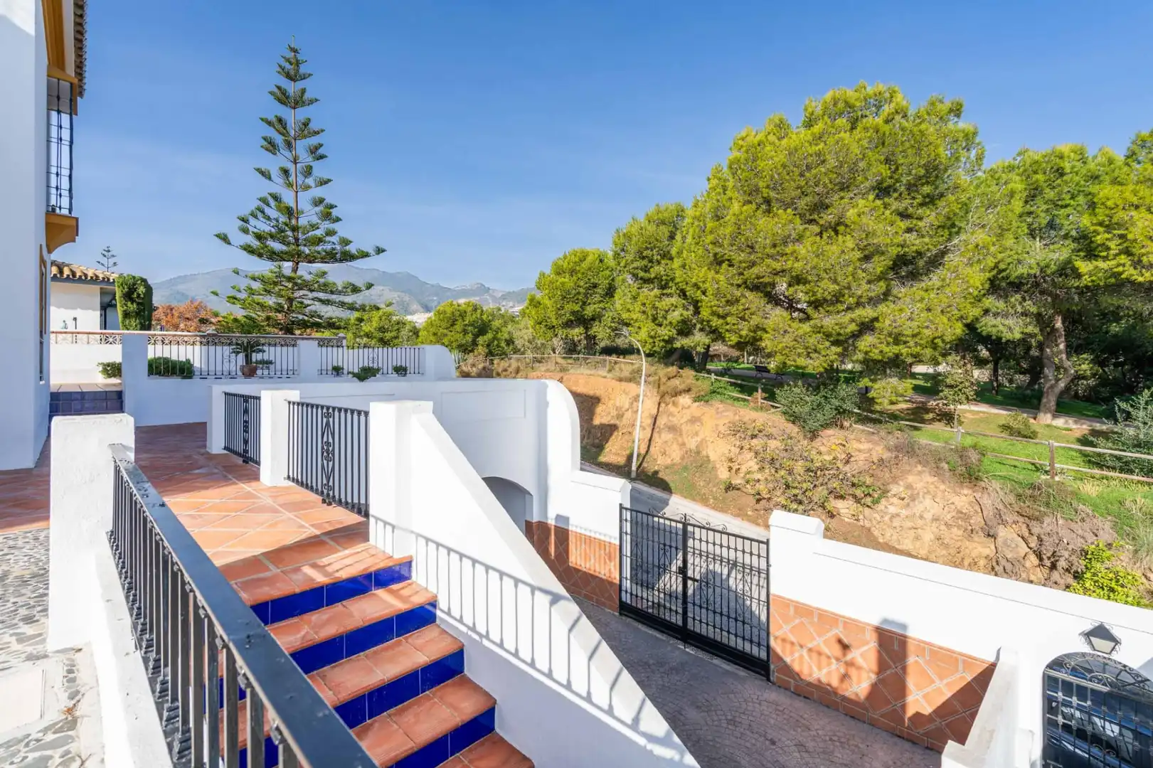 Vista exterior de Casa o xalet en venda en Benalmádena amb Aire condicionat, Terrassa i Traster