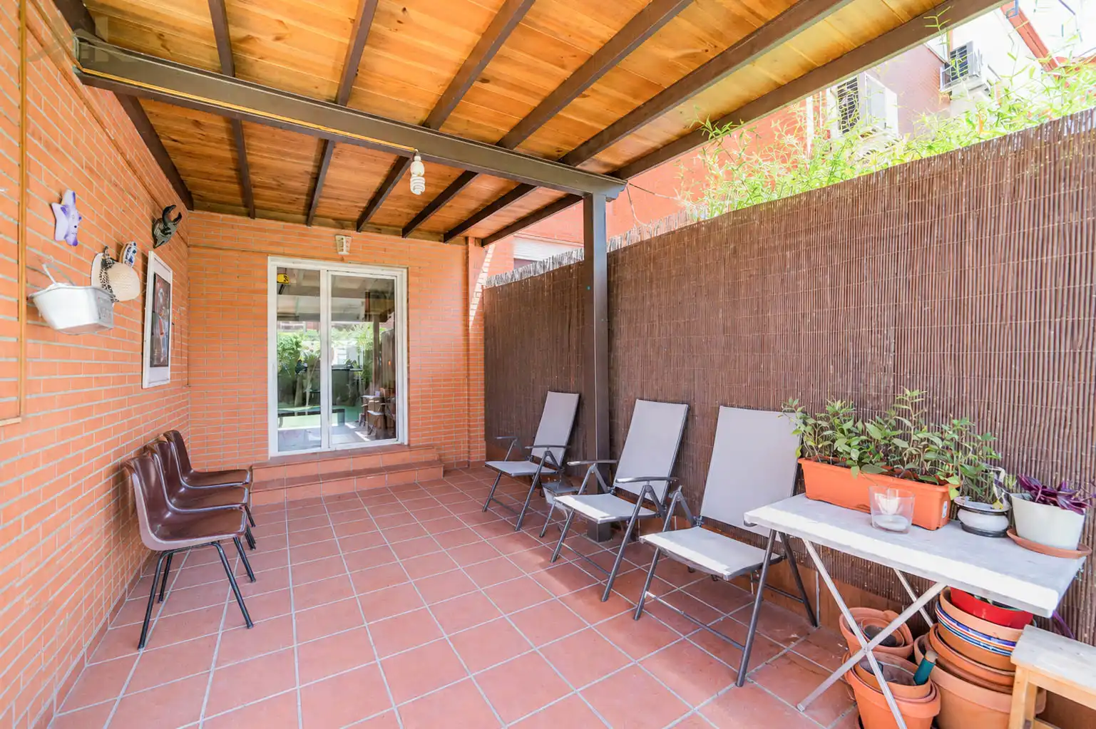 Terrasse von Einfamilien-Reihenhaus zum Verkauf in Boadilla del Monte mit Heizung, Privatgarten und Mikrowelle
