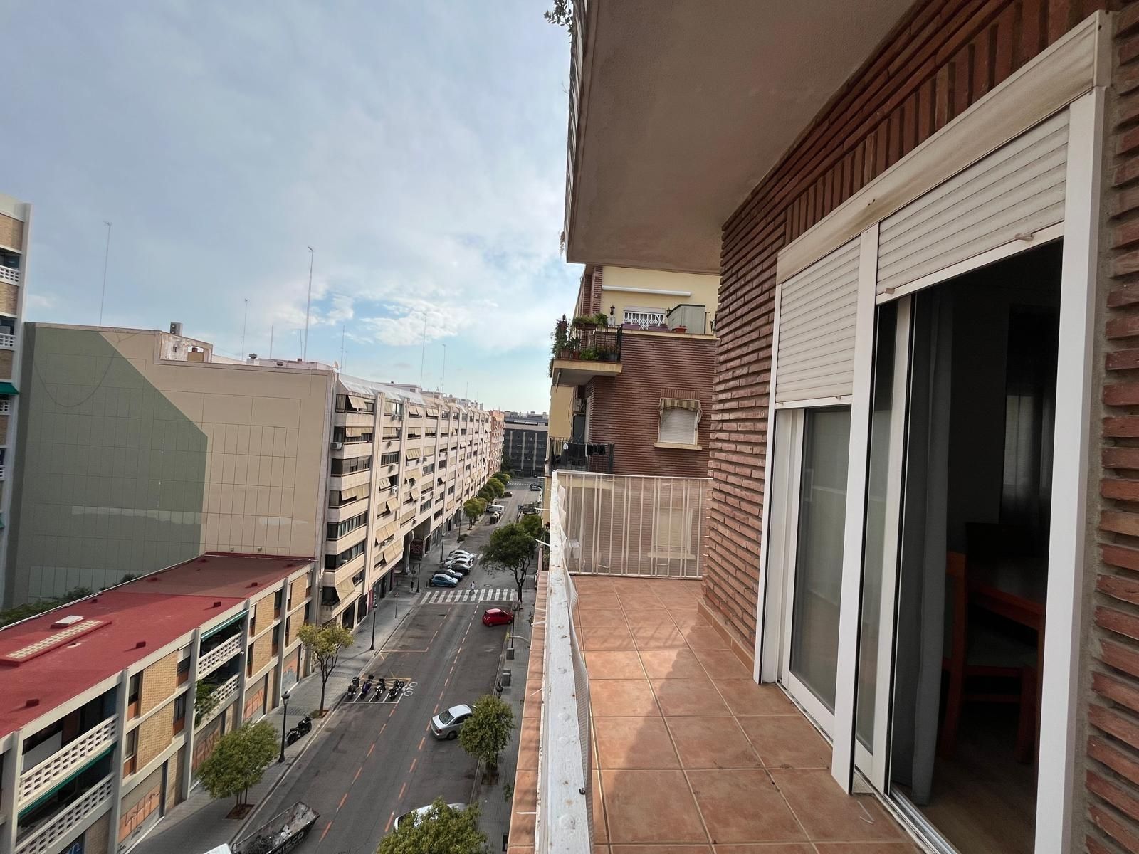 Vista exterior de Pis de lloguer en  Valencia Capital amb Parquet, Terrassa i Balcó