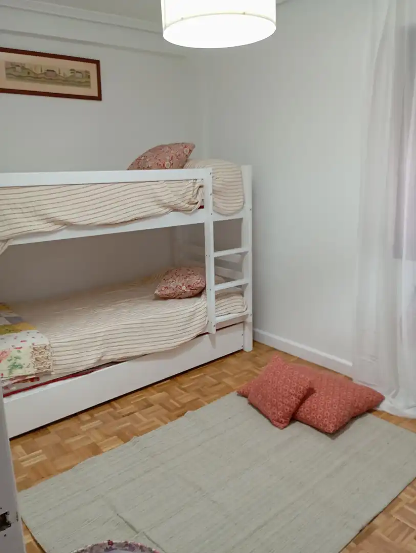 Schlafzimmer von Wohnung zur Miete in Gijón  mit Heizung, Parkett und Möbliert