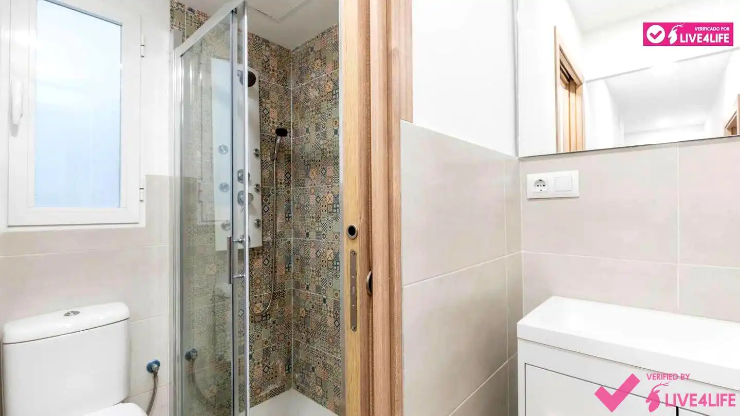 Bathroom of Apartments for rent in Valencia  with Air Conditioner, Parquet flooring and Furnished