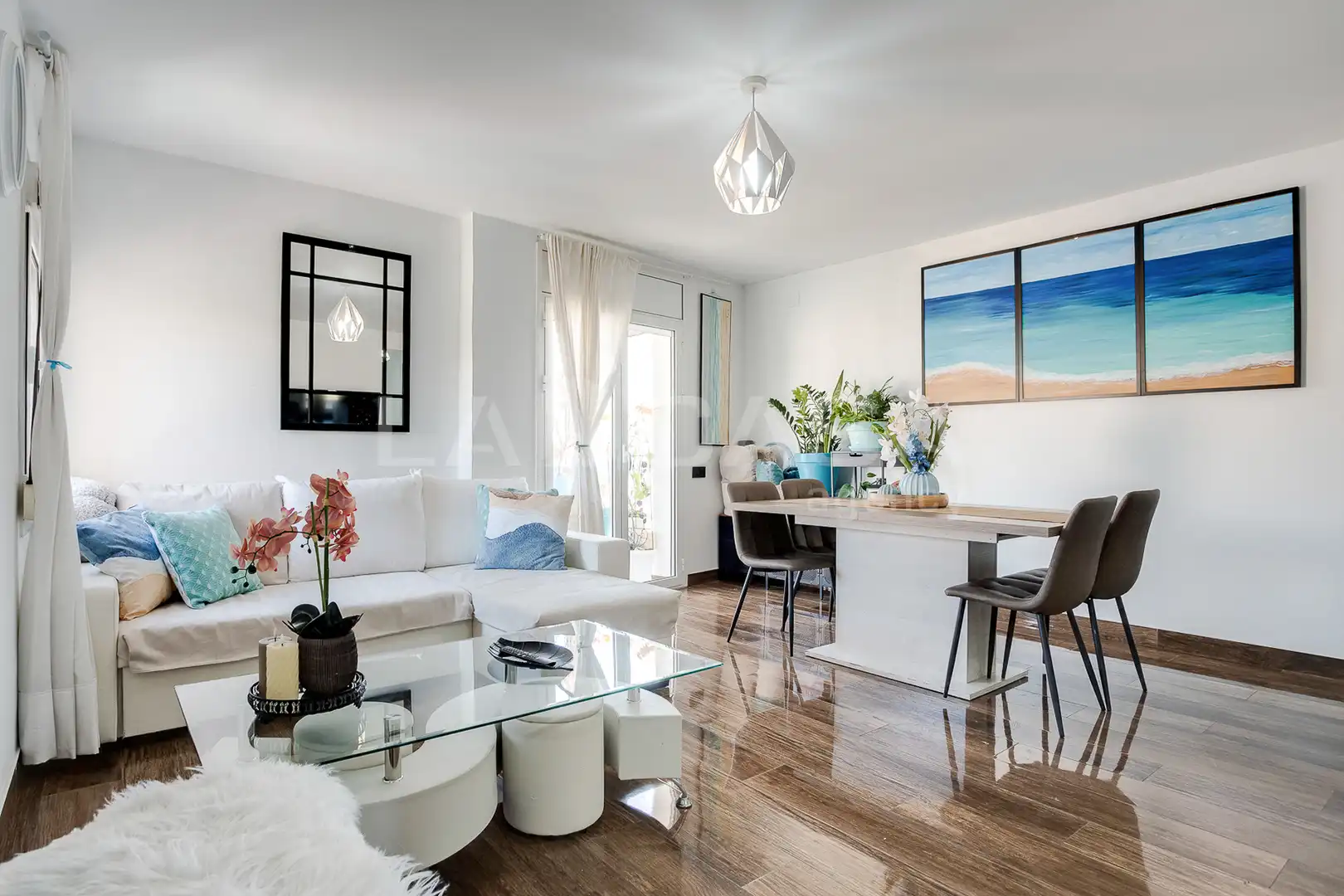 Sala de estar de Piso en venta en L'Hospitalet de Llobregat con Balcón