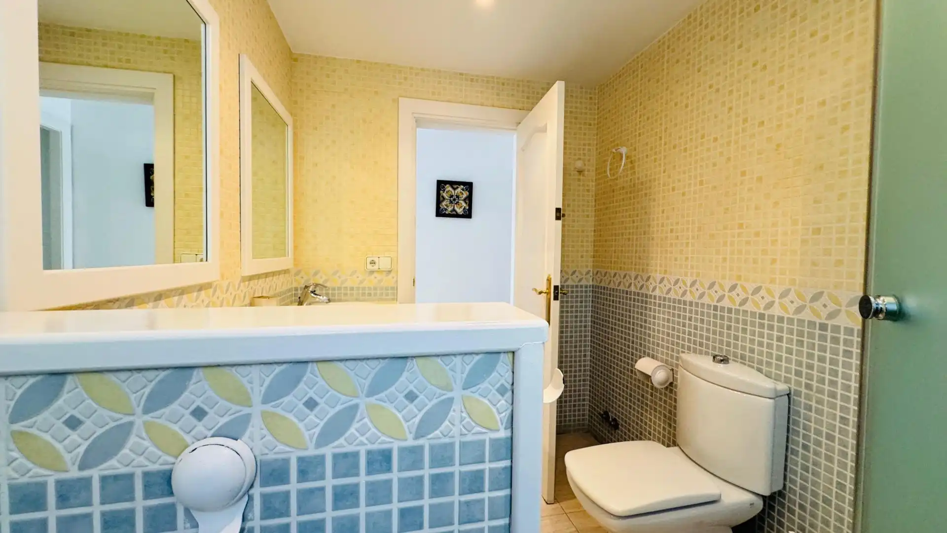 Badezimmer von Erdgeschoss zur Miete in Vilanova i la Geltrú mit Klimaanlage, Heizung und Terrasse